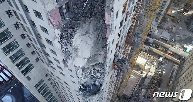 지난 11일 오후 3시46분쯤 광주 서구 화정동 한 아파트 공사현장에서 붕괴 사고가 발생했다. 사진은 사고가 발생한 아파트 공사현장 모습.(광주 소방본부 드론 영상 갈무리)2022.1.13/뉴스1 © News1 정다움 기자