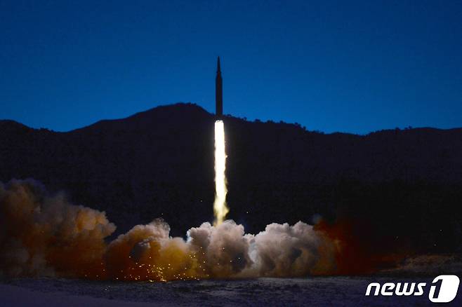 (평양 노동신문=뉴스1) = 북한 국방과학원이 11일 극초음속미사일 시험발사를 진행했다고 노동당 기관지 노동신문이 12일 보도했다. [국내에서만 사용가능. 재배포 금지. DB 금지. For Use Only in the Republic of Korea. Redistribution Prohibited] rodongphoto@news1.kr