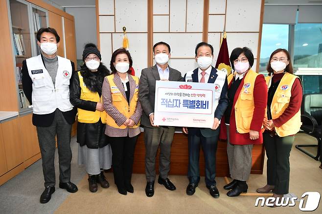 전북 완주군의회는 대한적십자사 전북지사에 특별회비를 전달했다고 13일 밝혔다.(완주군의회 제공)2022.1.13/© 뉴스1