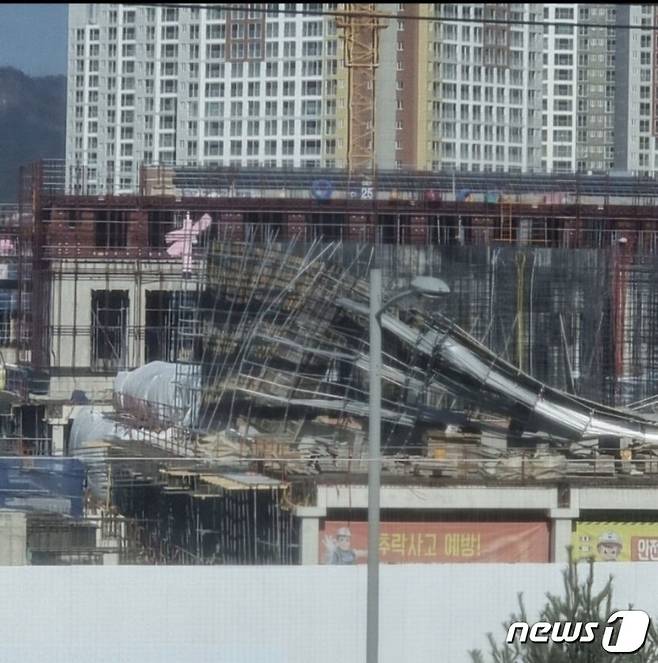13일 낮 12시쯤 경북 구미시 산동읍 아파트 신축 공사장에서 임시 가설물이 무너지는 사고가 발생했다. (온라인 커뮤니티 slrclub 갈무리) © 뉴스1