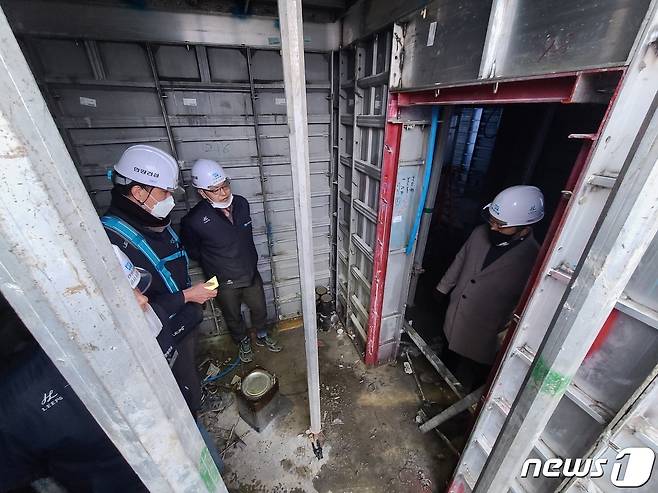 경남 창원시가 13일 관내 아파트 공사 현장을 찾아 안전점검을 실시하고 있다.(창원시 제공) © 뉴스1