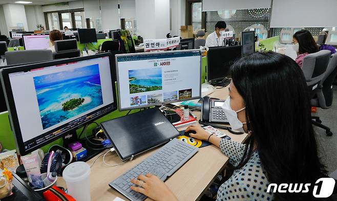 지난해 6월 말, 서울 종로의 한 여행사의 직원들이 사이판 여행 상품 판매를 위해 분주하게 업무를 보고 있는 모습 © News1