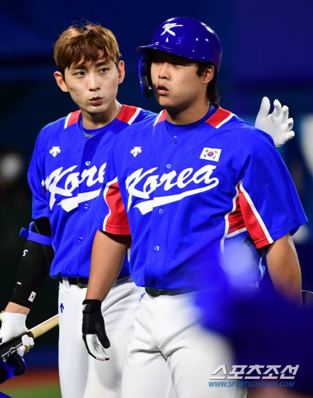 2020 도쿄올림픽 야구 준결승 대한민국과 일본의 경기가 4일 요코하마 베이스볼 경기장에서 열렸다. 대표팀 이정후가 7회초 2사 1루에서 삼진을 당한 강백호를 위로하고 있다. 요코하마=최문영 기자 deer@sportschosun.com /2021.08.04/