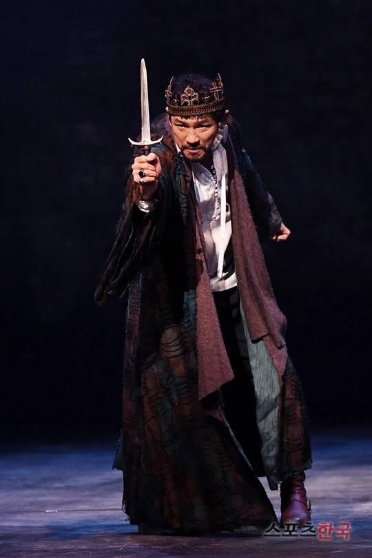 연극 '리차드 3세' 무대에 오른 황정민. 사진=이혜영 기자 lhy@hankooki.com