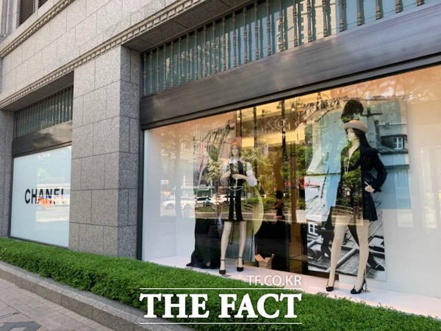 프랑스 명품 브랜드 샤넬이 코코핸들 제품의 가격을 10~11% 인상했다. /더팩트 DB