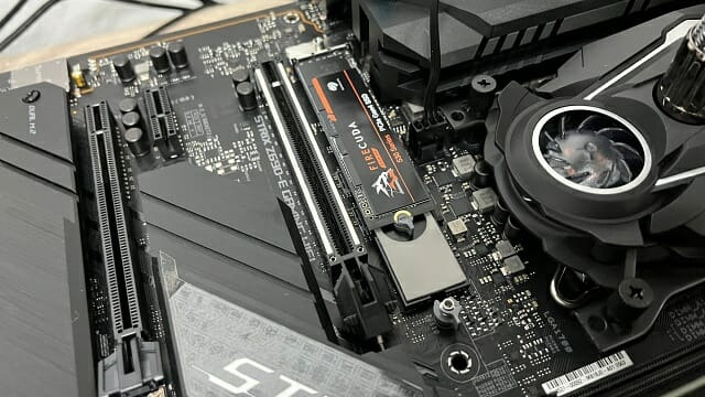 PCI 익스프레스 4.0 기반 NVMe SSD는 초당 최대 전송속도 8GB/s로 프로세서와 데이터를 주고 받는다. (사진=지디넷코리아)