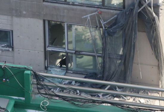 광주 서구 화정아이파크 주상복합아파트 붕괴 사고 사흘째를 맞은 13일 오전 실종자 6명을 찾기 위한 수색견이 현장에 투입되고 있다.
