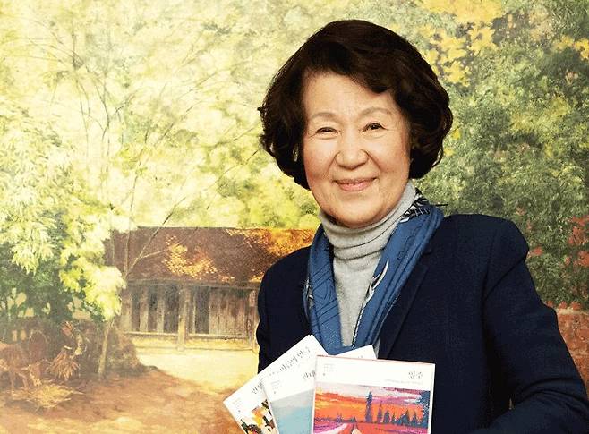 조영수 이사장이 이번에 출간된 동남아문학총서를 들고 사무실에 걸린 베트남 화가의 풍경화 앞에 섰다. 그는“동남아에 대한 편견을 벗고 그들의 전통과 가치관을 이해하면 좋겠다”고 했다. /고운호 기자