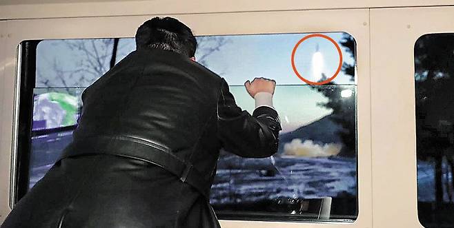 북한 김정은 국무위원장이 지난 1월 11일 자신의 전용 차량 안에서 극초음속 미사일 발사 장면을 바라보고 있는 사진을 북한 매체들이 12일 공개했다. /조선중앙통신 연합뉴스