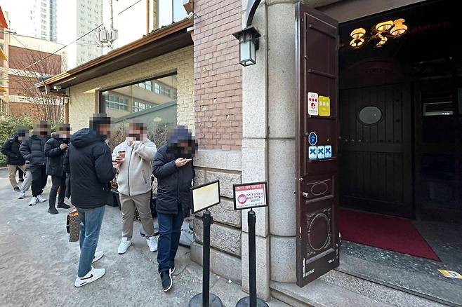 1월 7일 오전 서울 삼각지 고깃집 오픈런 현장. /한경진 기자