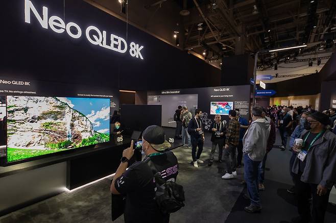 삼성전자가 혁신상 21개를 포함해 'CES 2022'에서 총 108개의 어워드를 받았다고 9일 밝혔다. 사진은 삼성전자 전시관에서 'Neo QLED 8K' 제품을 보는 참가자들. /연합뉴스