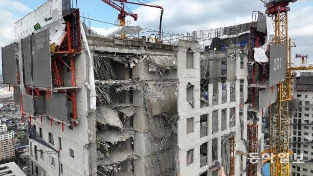 12일 광주 서구 화정아이파크의 외벽이 무너져 있다. 외벽 붕괴사고로 근로자 6명이 실종됐지만 아직까지 실종자를 발견하지 못했다. 광주=박영철 기자 skyblue@donga.com