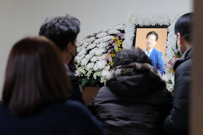 13일 오후 서울 양천구 메디힐병원 장례식장에 마련된 이재명 더불어민주당 대선후보의 변호사비 대납 의혹 최초 제보자 이모 씨 빈소에서 입관식을 마치고 돌아온 유족들이 슬퍼하고 있다. 2022.01.13 뉴시스