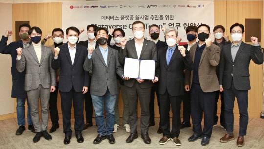 지난 12일 서울 양평동 롯데홈쇼핑 본사에서 열린 '메타버스 플랫폼 구축을 위한 업무 협약식'에서 서동욱 넥스트엔터테인먼트월드 부사장(앞줄 왼쪽부터), 김성근 스코넥엔터테인먼트 부사장, 김용국 링크플로우 대표, 이완신 롯데홈쇼핑 대표, 이수영 한국과학기술원 명예교수, 서원일 스켈터랩스 부사장, 고광림 갤럭시아메타버스 대표가 기념 촬영을 하고 있다. 뒷줄 왼쪽부터 제이에스씨게임즈 배중직 대표, 초록뱀미디어 김세연 부의장, 포바이포 윤준호 대표, 메가존클라우드 조영국 부사장, 살린 김재현 대표, 엔진비주얼웨이브 이성규 대표, 에프엑스기어 최광진 대표. <롯데홈쇼핑 제공>
