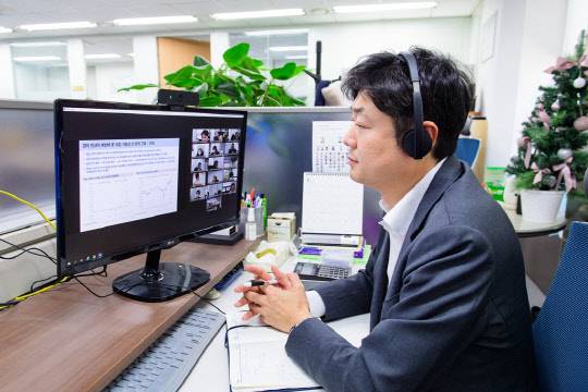 지난 12일 IBK투자증권 직원이 화상회의 시스템을 통해'2022년 테마토론회'에 참석하고 있다. <IBK투자증권 제공>