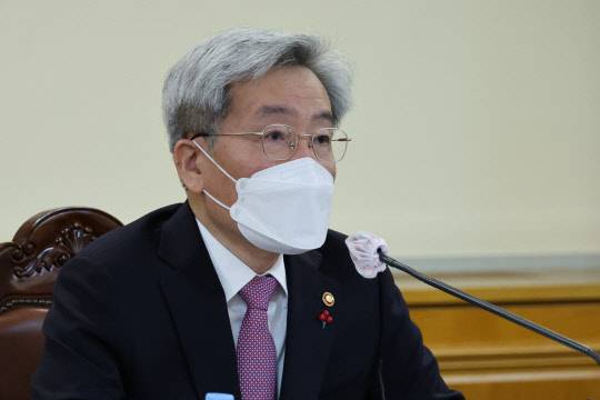 고승범 금융위원장이 13일 오전 서울 중구 은행회관에서 경제·금융 전문가들과의 간담회를 주재하고 있다. 연합뉴스