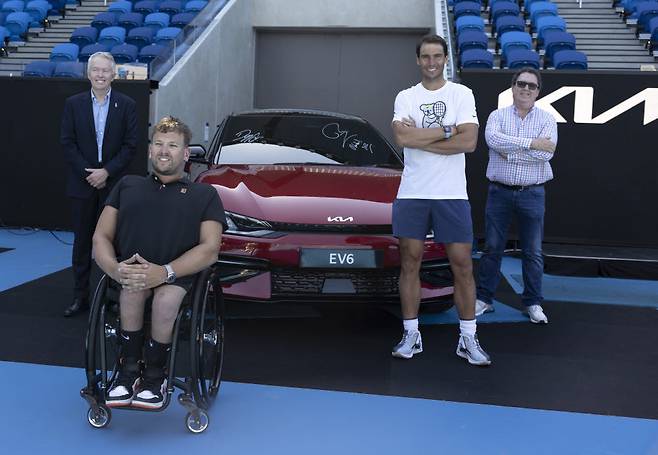 (왼쪽부터) 호주오픈 토너먼트 디렉터 크레이그 타일리, 휠체어 테니스 선수 딜런 알콧, 테니스 선수 라파엘 나달, 기아호주 COO 데미안 메레디스가 호주오픈 공식 차량 전달식에서 기념 사진을 촬영하고 있다.