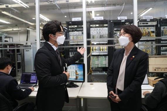 임혜숙 과학기술정보통신부 장관(오른쪽)이 13일 경기 안양시에 위치한 정보통신기술(ICT) 수출 우수 기업 '에이치에프알(HFR)'를 방문해 김성중 HFR 센터장으로부터 flexiHaul 광전송장비에 대해 설명을 듣고 있다. 과기정통부 사진 제공