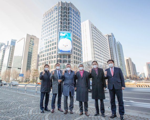 김태오 DGB금융 회장(왼쪽 네번째)이 지난 4일 서울 남대문로 DGB금융센터 앞에서 옥외전광판을 살펴보고 있다. DGB금융 제공