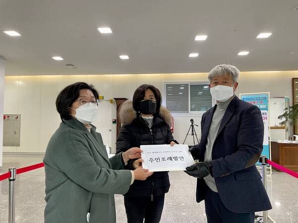 농어촌파괴형 풍력·태양광 반대 전남연대회의는 13일 전남도의회에 바람·햇빛발전 공영화 조례안을 전달하고 주민발안 운동을 시작했다.  전농 광주전남연맹 제공