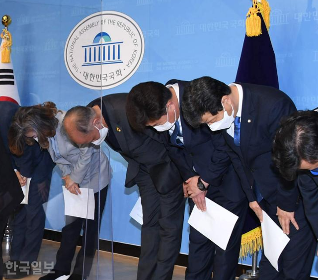 더불어민주당 초선 의원들이 지난해 4월 9일 국회에서 4·7 재보선 참패와 관련해 "민주당이 그간 오만했다"며 고개 숙여 대국민 사과를 하고 있다. 이후 초선의원들에게 강성 지지자들의 '문자폭탄'이 한동안 쏟아졌다. 오대근 기자