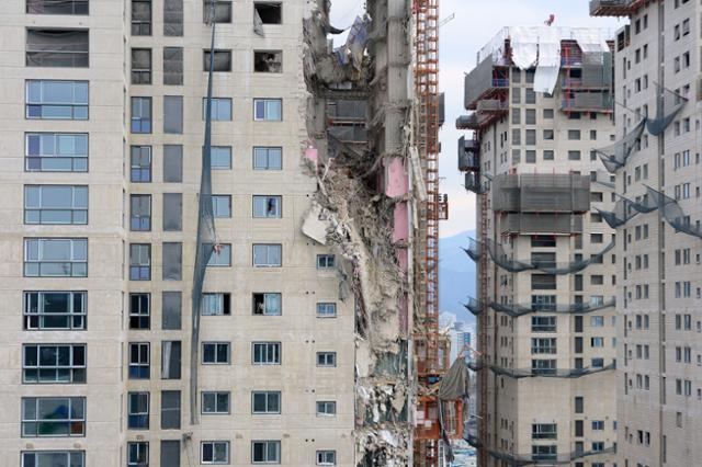 지난 11일 오후 3시 46분쯤 광주광역시 서구 화정동의 한 아파트 공사현장에서 외벽 붕괴 사고가 발생했다. 사진은 사고가 발생한 아파트 공사현장 모습. 광주=뉴스1