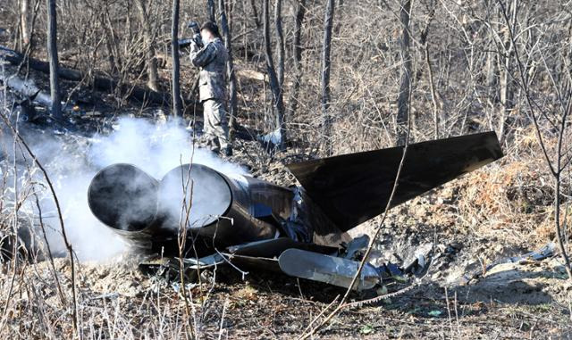 11일 오후 경기 화성시 정남면 관항리의 한 야산에 공군10전투비행단 소속 F-5E 전투기 1대가 추락해 기체에서 연기가 피어 오르고 있다. 경인일보 제공 뉴스1