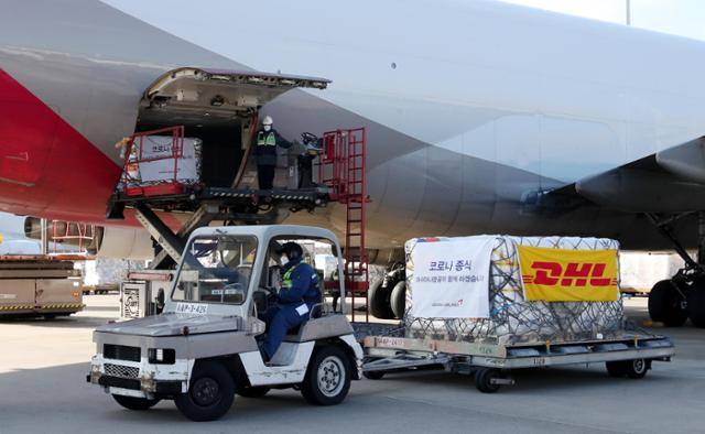 13일 오후 영종도 인천국제공항 화물터미널에서 관계자들이 이날 처음 국내로 들어온 미국 제약사 화이자사의 코로나19 먹는 치료제 '팍스로비드' 2만1,000명 분을 옮기고 있다. 이 외에 이달 말까지 1만 명 분이 추가로 들어올 예정이다. 영종도=연합뉴스