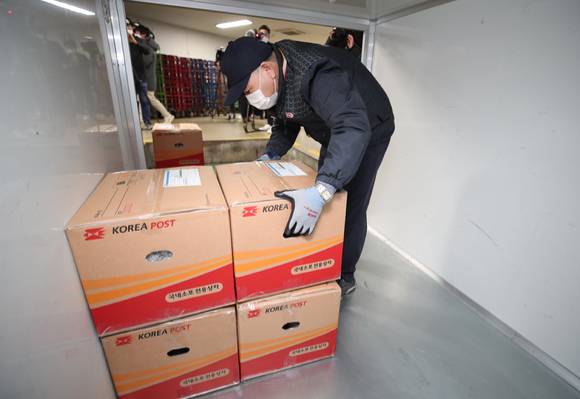 과학기술정보통신부 우정사업본부가 오는 17일부터 2월 4일까지 19일 간을 '설 명절 우편물 특별소통기간'으로 운영한다 [사진=뉴시스]