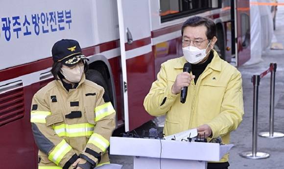 이용섭 광주광역시장이 13일 서구 현대산업개발 아파트 신축공사 붕괴사고 현장에서 실종자 수색작업 상황 관련한 브리핑을 하고 있다.  [사진=광주광역시]