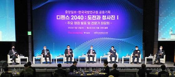 중앙일보-한국국방연구원(KIDA)이 공동기획한 ‘디펜스 2040: 도전과 청사진’이 12일 서울 중구 웨스틴조선호텔에서 열렸다. 이날 전문가 좌담회가 진행되고 있다. 왼쪽부터 김윤태 KIDA 원장, 이종석 세종연구소 수석연구위원, 김성한 고려대학교 교수, 김정섭 세종연구소 부소장, 백승주 국민대학교 석좌교수, 김종대 연세대학교 통일연구원 객원교수, 노훈 전 KIDA 원장. 김경록 기자