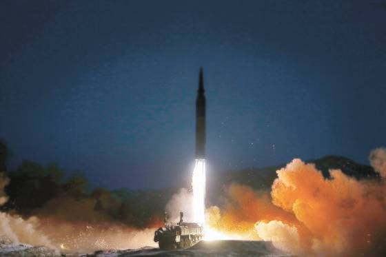 노동신문이 공개한 11일 극초음속미사일 시험발사 장면. [뉴스1]