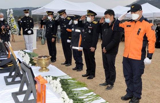 경기도 평택 물류창고 화재 진압 중 순직한 소방대원들의 동료들이 거수경례로 마지막 예를 표하고 있다. 프리랜서 김성태