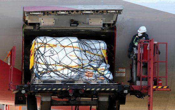 코로나19 먹는(경구용) 치료제 초도물량 2만1000명분이 13일 인천국제공항 화물터미널에 도착해 있다. 14일부터 첫 투약이 이뤄질 전망이다. 뉴스1.