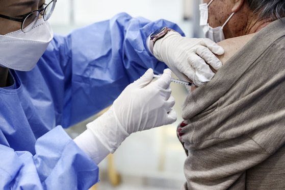 지난달 2일 오전 서울 서대문구 한 병원에서 한 시민이 화이자 백신을 접종 받고 있다. 연합뉴스