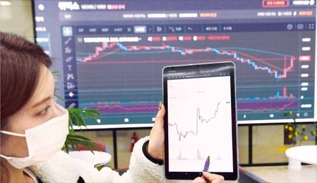 암호화폐거래소 빗썸 직원이 12일 서울 반포동 고객지원센터에서 위믹스 거래 현황을 확인하고 있다.  /신경훈 기자