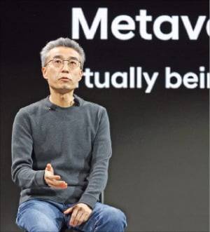 송창현 현대차그룹 TaaS본부장(사장)이 4일(현지시간) 미국 라스베이거스 만달레이베이호텔에서 열린 CES 2022에서 현대차의 메타버스 사업에 관해 발표하고 있다. /연합뉴스