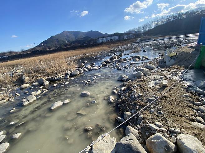 지난달 말 경남 함양 유림면과 산청 금서면의 경계에 있는 ‘임천’ 가스관 매설공사 현장에서 나온 희뿌연 석분이 하천으로 흐르고 있다.  진주환경운동연합 제공