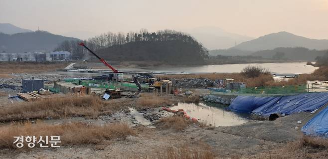 지난 10일 경남 함양 유림면과 산청 금서면의 경계에 있는 ‘임천’ 서주보 아래에서 가스관 매설공사가 진행 중이다. 김정훈 기자