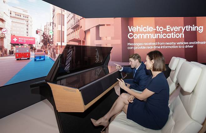 A model experiencing AR-based future vehicles at the Samsung Electronics Exhibition Hall at the Las Vegas Convention Center where CES 2022 was held. (Samsung Electronics Co.)