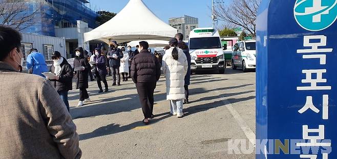 전남도는 코로나19 경구용 치료제인 화이자사 팍스로비드 1차 투약분 364명분을 확보하고 14일부터 투약을 시작한다고 밝혔다.