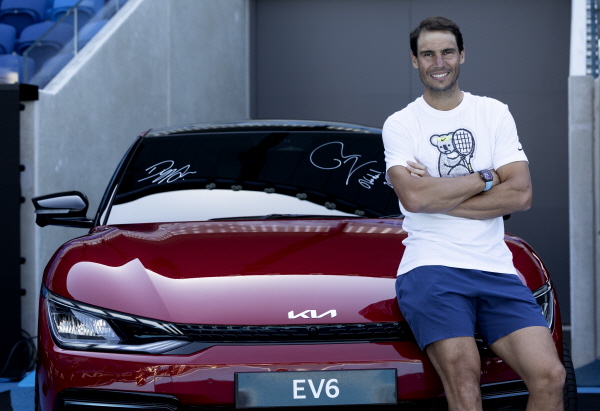 테니스 선수 라파엘 나달(Rafael Nadal)이 호주오픈 공식차량 전달식에서 기념 사진을 촬영하고 있는 모습 [사진제공=기아]