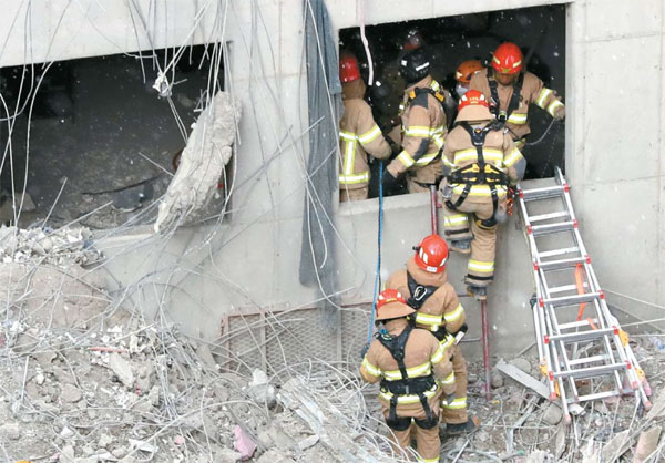 13일 광주 서구 화정동 신축 아파트 붕괴사고 현장에서 119 구조대원들이 건물 내부로 진입하고 있다.  [사진 출처 = 연합뉴스]