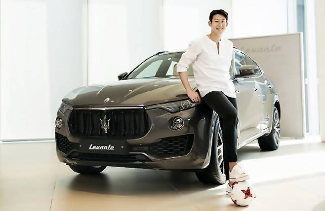 손흥민과 마세라티 르반떼 [사진 제공 = 마세라티]