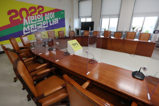 (서울=뉴스1) 구윤성 기자 = 심상정 정의당 대선 후보가 돌연 모든 일정을 중단하겠다고 선언한 가운데 13일 선대위회의가 열리는 국회 정의당 회의실이 비어 있다.  심 후보는 전날 선거대책위원회를 통해