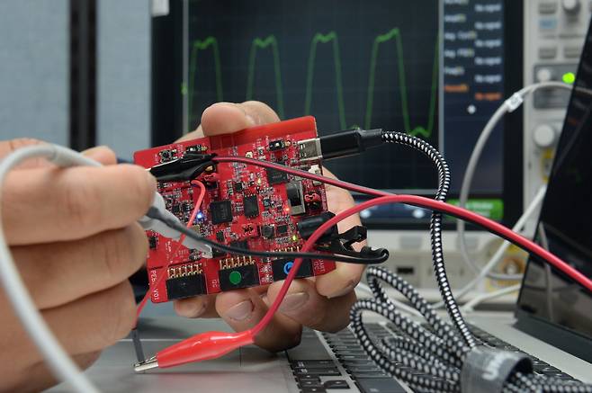 ETRI 연구진이 RVX 플랫폼을 활용해 개발한 초저전력 RISC-V 반도체의 성능을 측정하고 있다.[ETRI 제공]