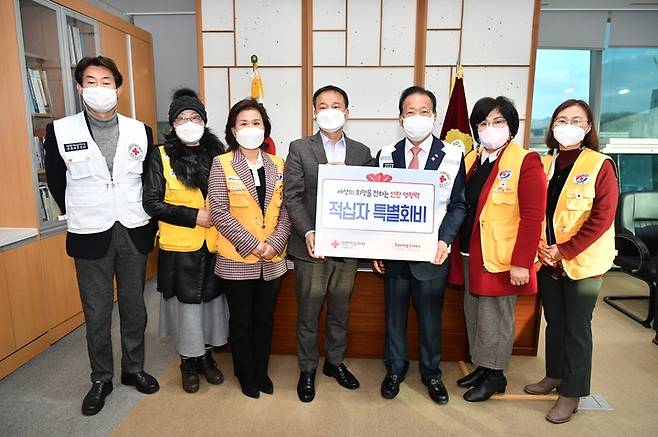 [완주=뉴시스] 강명수 기자 =전북 완주군의회가 12일 대한적십자사 전북지사에 특별회비를 전달한 후 김재천 의장과 이선홍 전북지사장 등이 기념촬영을 하고 있다. (사진 =완주군의회 제공) 2022.01.13. photo@newsis.com *재판매 및 DB 금지