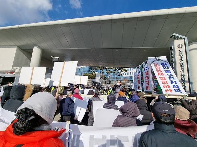 극심한 수해 피해를 겪은 섬진강댐 등 5개 댐 17개 시·군 피해 주민들이 13일 세종정부청사앞에서 정부의 배상 재조정을 촉구하는 궐기대회를 하고 있다. (사진=독자 제공) *재판매 및 DB 금지