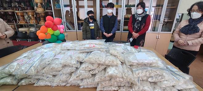 여수시 소라면 관기초등학교 아이들이 마련한 이웃사랑 떡국떡. 학생회장과 부회장이   교장선생님, 지도선생님과 기념촬영하고 있다. 여수시 제공   *재판매 및 DB 금지