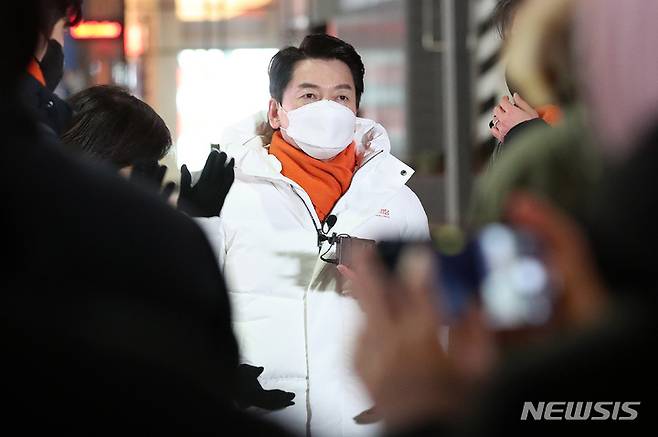 [서울=뉴시스] 백동현 기자 = 안철수 국민의당 대선후보가 13일 오후 서울 서대문구 신촌로 인근에서 열린 '국민곁으로 안철수의 talk박스'에서 거리를 걸으며 인터뷰하고 있다. 2022.01.13. livertrent@newsis.com